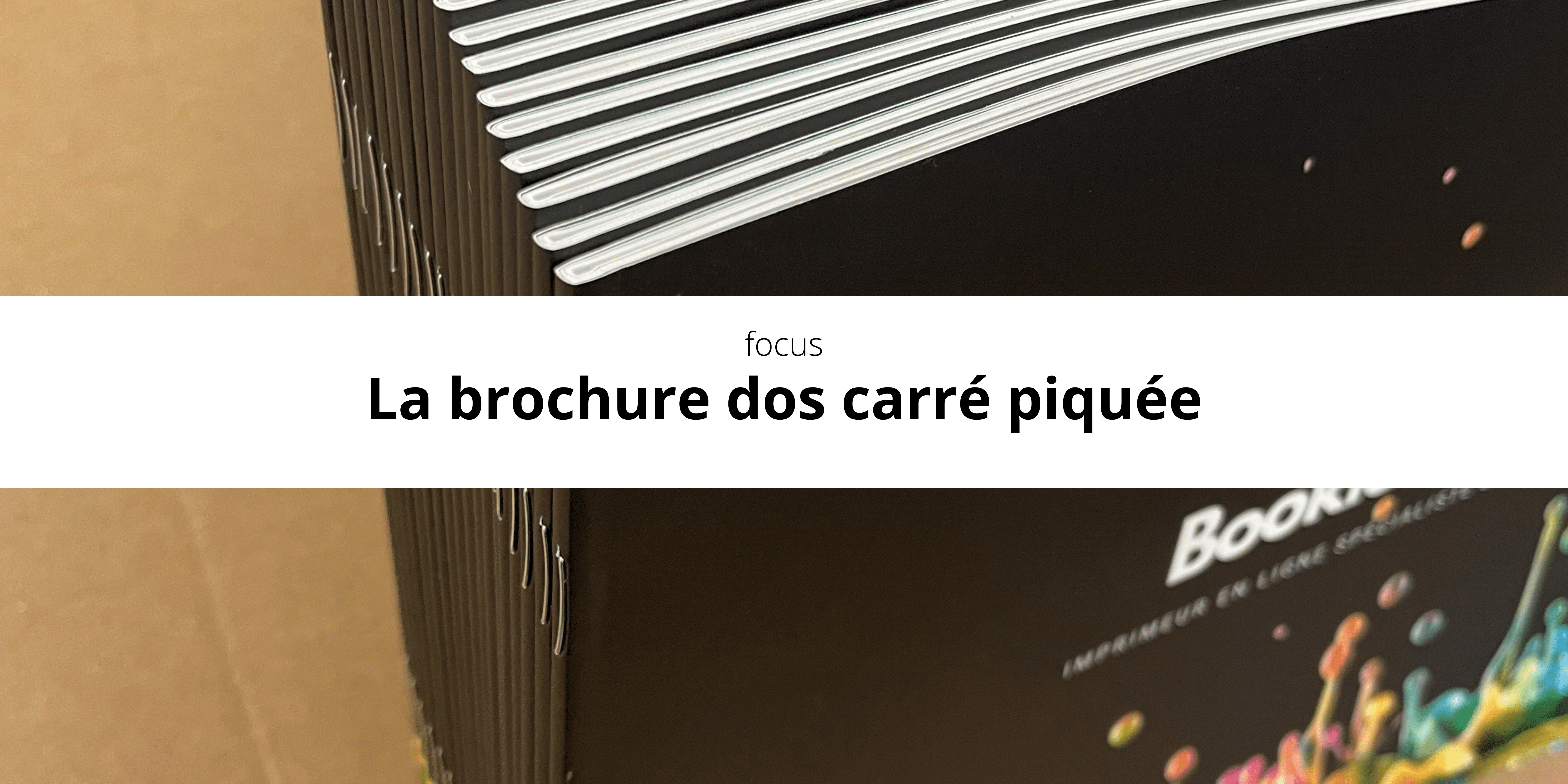 La brochure dos carré piquée