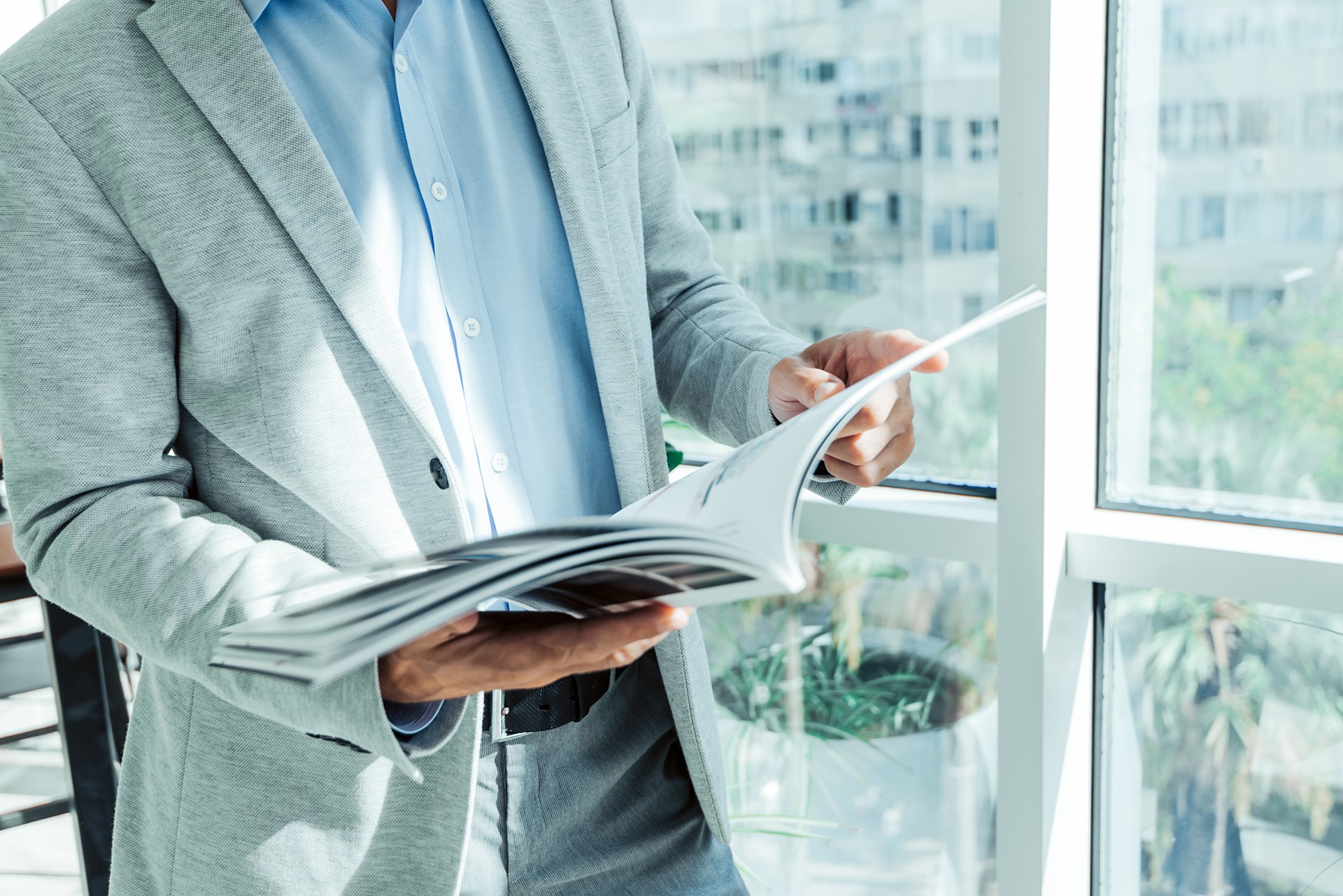 Un homme d'affaire consultant une brochure d'entreprise